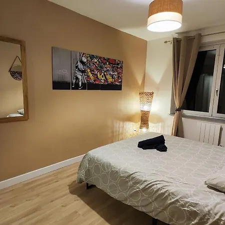 Banksy Centre-ville, Place De L'etoile Apartment