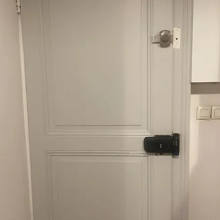 Banksy Centre-ville, Place De L'etoile Apartment *