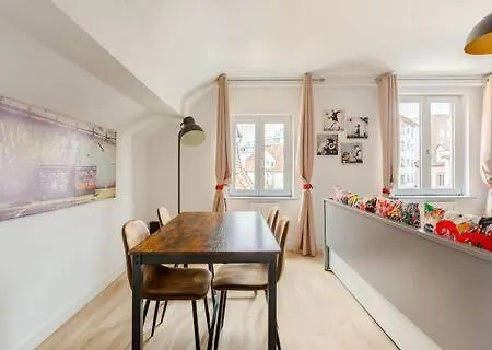 Banksy Centre-ville, Place De L'etoile Apartment *
