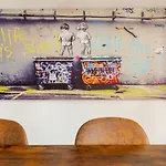 Banksy Centre-ville, Place De L'etoile